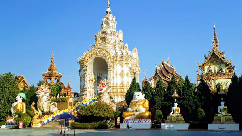 Wat Saeng Kaew Phothiyan Courtyard