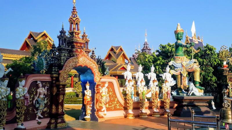 Wat Saeng Kaew Phothiyan Statues