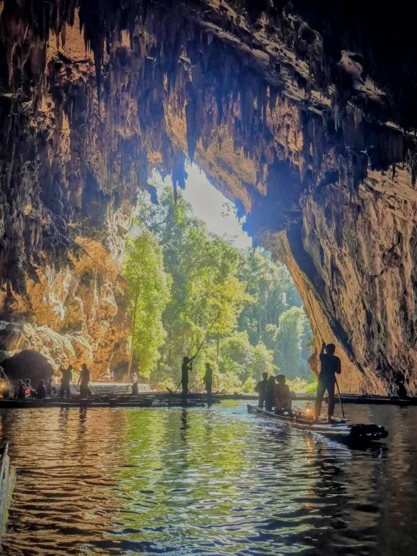 Rafting inside Tham Nam Lod Cave